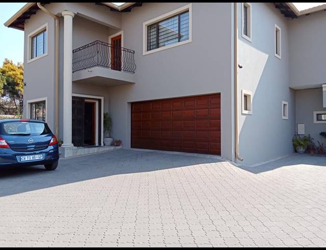 5 BEDROOM HOUSE FOR SALE IN SOUTH KENSINGTON